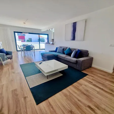 Deep Blue Ac Heating Complex With Pool & Bbq Ferrel