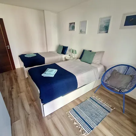 Deep Blue Ac Heating Complex With Pool & Bbq Ferrel