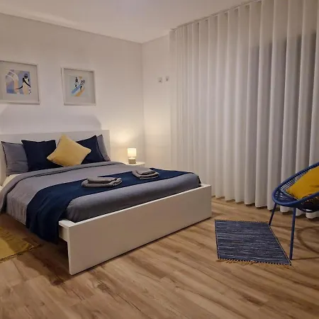 Deep Blue Ac Heating Complex With Pool & Bbq Ferrel