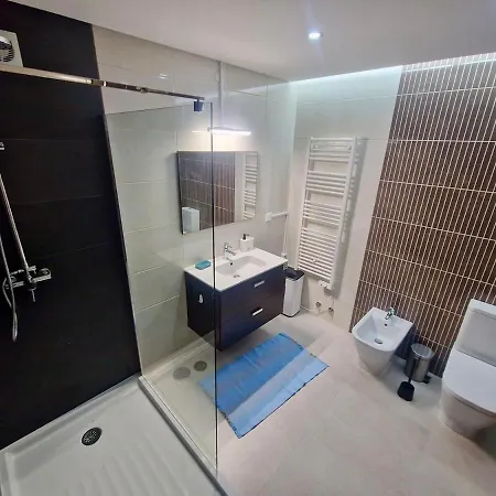 Deep Blue Ac Heating Complex With Pool & Bbq * Ferrel